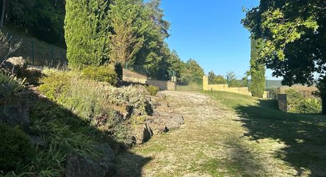 Propriété de charme en Périgord Noir avec gîtes, tennis, bassin et parc arboré sur environ 2 hectares.