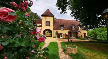 Propriété de charme en Périgord Noir avec gîtes, tennis, bassin et parc arboré sur environ 2 hectares.