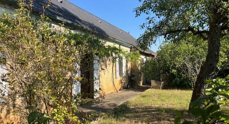 Maison en pierre dans le bourg de Sainte-Orse, habitable de plain pied avec terrain attenant et dépendances.