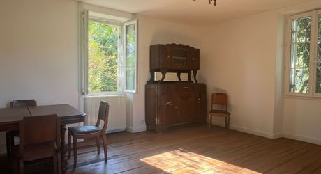 Maison en pierre dans le bourg de Sainte-Orse, habitable de plain pied avec terrain attenant et dépendances.