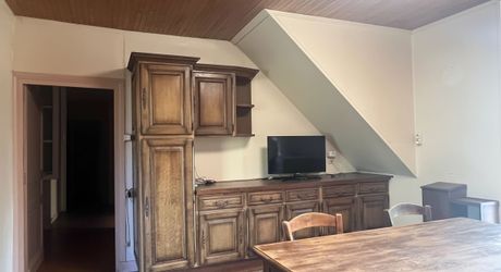 Maison en pierre dans le bourg de Sainte-Orse, habitable de plain pied avec terrain attenant et dépendances.