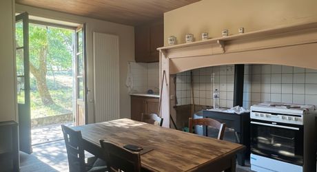 Maison en pierre dans le bourg de Sainte-Orse, habitable de plain pied avec terrain attenant et dépendances.