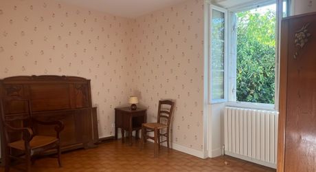 Maison en pierre dans le bourg de Sainte-Orse, habitable de plain pied avec terrain attenant et dépendances.