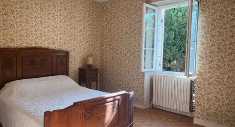 Maison en pierre dans le bourg de Sainte-Orse, habitable de plain pied avec terrain attenant et dépendances.