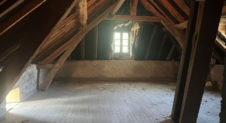 Maison en pierre dans le bourg de Sainte-Orse, habitable de plain pied avec terrain attenant et dépendances.