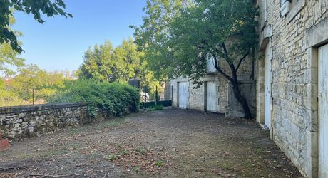 Maison en pierre dans le bourg de Sainte-Orse, habitable de plain pied avec terrain attenant et dépendances.
