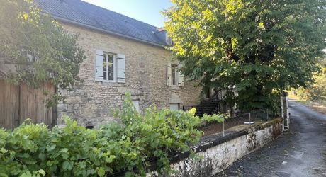 Maison en pierre dans le bourg de Sainte-Orse, habitable de plain pied avec terrain attenant et dépendances.