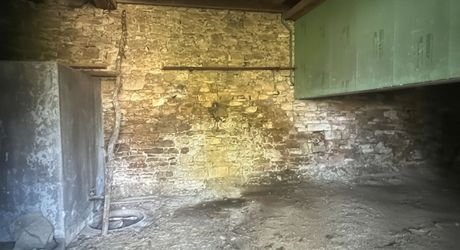 Maison en pierre dans le bourg de Sainte-Orse, habitable de plain pied avec terrain attenant et dépendances.
