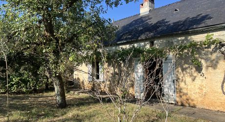 Maison en pierre dans le bourg de Sainte-Orse, habitable de plain pied avec terrain attenant et dépendances.