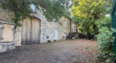 Maison en pierre dans le bourg de Sainte-Orse, habitable de plain pied avec terrain attenant et dépendances.
