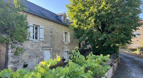Maison en pierre dans le bourg de Sainte-Orse, habitable de plain pied avec terrain attenant et dépendances.