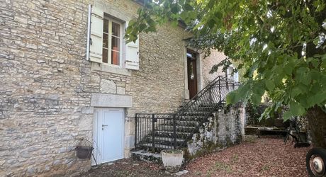 Maison en pierre dans le bourg de Sainte-Orse, habitable de plain pied avec terrain attenant et dépendances.