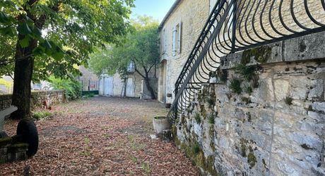 Maison en pierre dans le bourg de Sainte-Orse, habitable de plain pied avec terrain attenant et dépendances.