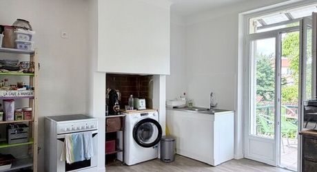 En plein centre de Montignac, avec accès écoles et commerces à pieds, maison d’environ 122 m² habitables avec piscine et jardin.