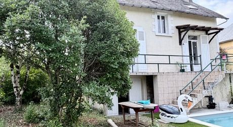 En plein centre de Montignac, avec accès écoles et commerces à pieds, maison d’environ 122 m² habitables avec piscine et jardin.