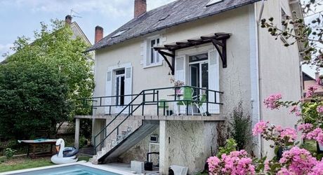 En plein centre de Montignac, avec accès écoles et commerces à pieds, maison d’environ 122 m² habitables avec piscine et jardin.