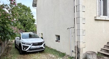 En plein centre de Montignac, avec accès écoles et commerces à pieds, maison d’environ 122 m² habitables avec piscine et jardin.