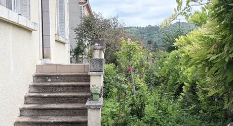 En plein centre de Montignac, avec accès écoles et commerces à pieds, maison d’environ 122 m² habitables avec piscine et jardin.