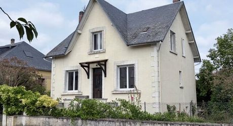 En plein centre de Montignac, avec accès écoles et commerces à pieds, maison d’environ 122 m² habitables avec piscine et jardin.