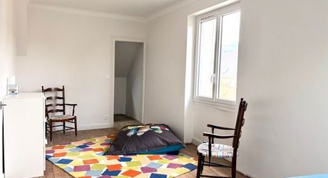 En plein centre de Montignac, avec accès écoles et commerces à pieds, maison d’environ 122 m² habitables avec piscine et jardin.