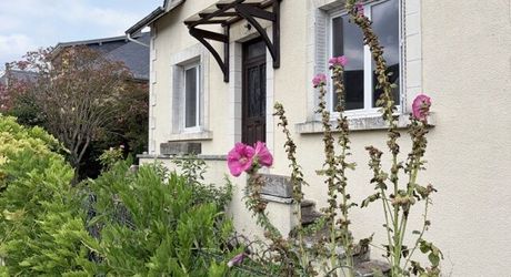 En plein centre de Montignac, avec accès écoles et commerces à pieds, maison d’environ 122 m² habitables avec piscine et jardin.