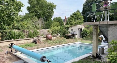 En plein centre de Montignac, avec accès écoles et commerces à pieds, maison d’environ 122 m² habitables avec piscine et jardin.