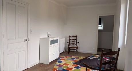 En plein centre de Montignac, avec accès écoles et commerces à pieds, maison d’environ 122 m² habitables avec piscine et jardin.