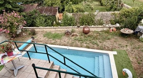 En plein centre de Montignac, avec accès écoles et commerces à pieds, maison d’environ 122 m² habitables avec piscine et jardin.