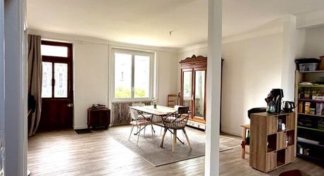 En plein centre de Montignac, avec accès écoles et commerces à pieds, maison d’environ 122 m² habitables avec piscine et jardin.