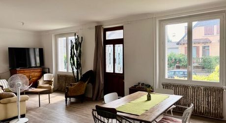 En plein centre de Montignac, avec accès écoles et commerces à pieds, maison d’environ 122 m² habitables avec piscine et jardin.
