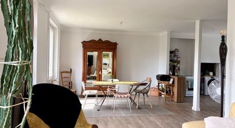 En plein centre de Montignac, avec accès écoles et commerces à pieds, maison d’environ 122 m² habitables avec piscine et jardin.