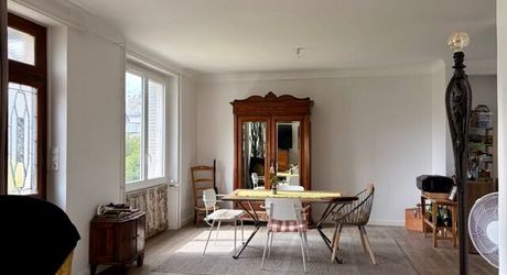 En plein centre de Montignac, avec accès écoles et commerces à pieds, maison d’environ 122 m² habitables avec piscine et jardin.