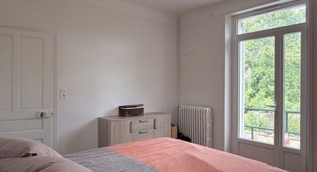 En plein centre de Montignac, avec accès écoles et commerces à pieds, maison d’environ 122 m² habitables avec piscine et jardin.