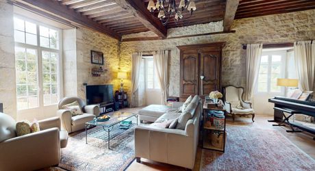 Emplacement rare pour cette superbe demeure du XVII ème siècle rénovée avec 1,8  ha au cœur d’un village du Périgord Noir avec commerces. 
