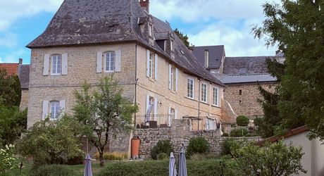 Emplacement rare pour cette superbe demeure du XVII ème siècle rénovée avec 1,8  ha au cœur d’un village du Périgord Noir avec commerces. 