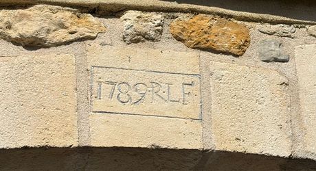Emplacement rare pour cette superbe demeure du XVII ème siècle rénovée avec 1,8  ha au cœur d’un village du Périgord Noir avec commerces. 