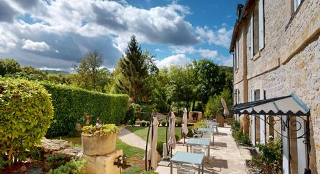 Emplacement rare pour cette superbe demeure du XVII ème siècle rénovée avec 1,8  ha au cœur d’un village du Périgord Noir avec commerces. 