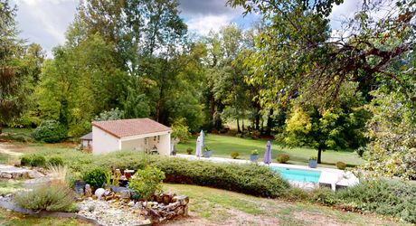 Emplacement rare pour cette superbe demeure du XVII ème siècle rénovée avec 1,8  ha au cœur d’un village du Périgord Noir avec commerces. 