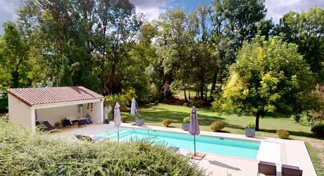 Emplacement rare pour cette superbe demeure du XVII ème siècle rénovée avec 1,8  ha au cœur d’un village du Périgord Noir avec commerces. 