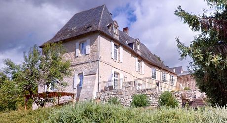 Emplacement rare pour cette superbe demeure du XVII ème siècle rénovée avec 1,8  ha au cœur d’un village du Périgord Noir avec commerces. 