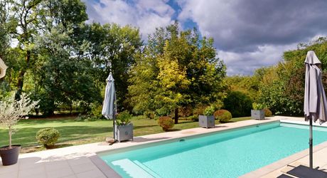 Emplacement rare pour cette superbe demeure du XVII ème siècle rénovée avec 1,8  ha au cœur d’un village du Périgord Noir avec commerces. 