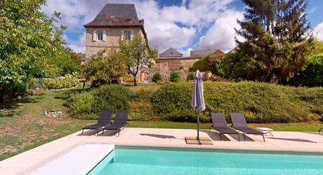 Emplacement rare pour cette superbe demeure du XVII ème siècle rénovée avec 1,8  ha au cœur d’un village du Périgord Noir avec commerces. 