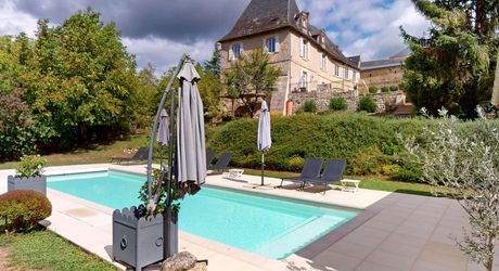Emplacement rare pour cette superbe demeure du XVII ème siècle rénovée avec 1,8  ha au cœur d’un village du Périgord Noir avec commerces. 