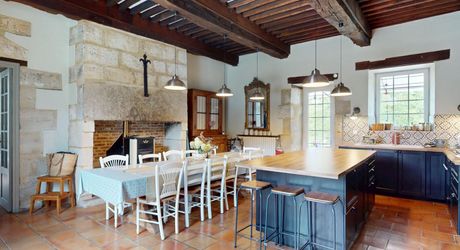 Emplacement rare pour cette superbe demeure du XVII ème siècle rénovée avec 1,8  ha au cœur d’un village du Périgord Noir avec commerces. 