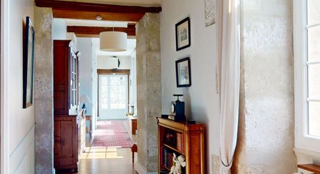 Emplacement rare pour cette superbe demeure du XVII ème siècle rénovée avec 1,8  ha au cœur d’un village du Périgord Noir avec commerces. 