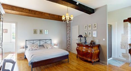 Emplacement rare pour cette superbe demeure du XVII ème siècle rénovée avec 1,8  ha au cœur d’un village du Périgord Noir avec commerces. 