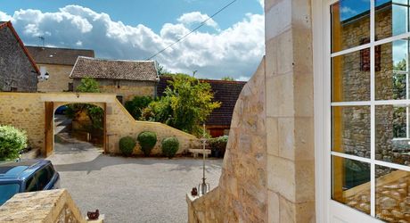 Emplacement rare pour cette superbe demeure du XVII ème siècle rénovée avec 1,8  ha au cœur d’un village du Périgord Noir avec commerces. 