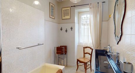 Emplacement rare pour cette superbe demeure du XVII ème siècle rénovée avec 1,8  ha au cœur d’un village du Périgord Noir avec commerces. 