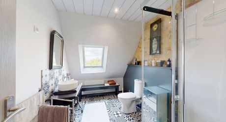 Emplacement rare pour cette superbe demeure du XVII ème siècle rénovée avec 1,8  ha au cœur d’un village du Périgord Noir avec commerces. 