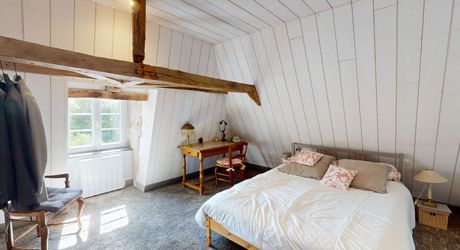 Emplacement rare pour cette superbe demeure du XVII ème siècle rénovée avec 1,8  ha au cœur d’un village du Périgord Noir avec commerces. 